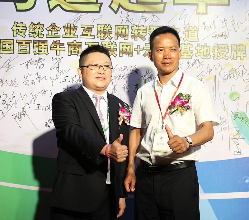黄桃视频在线观看高清免费总经理张总（左）和单仁集团佛山分公司总经理叶秋沃（右）