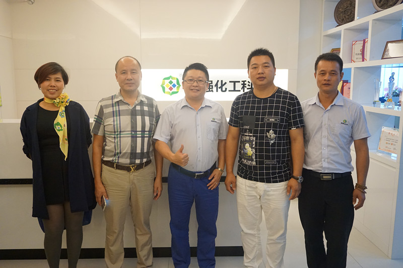 黄桃视频在线观看高清免费化工张总和湖南商会黄桃视频APP在线看黄协会李会长一行人合影