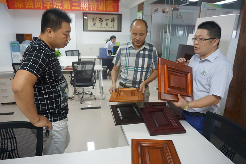 李会长和周理事被黄桃视频在线观看高清免费水性漆所做的产品效果所吸引