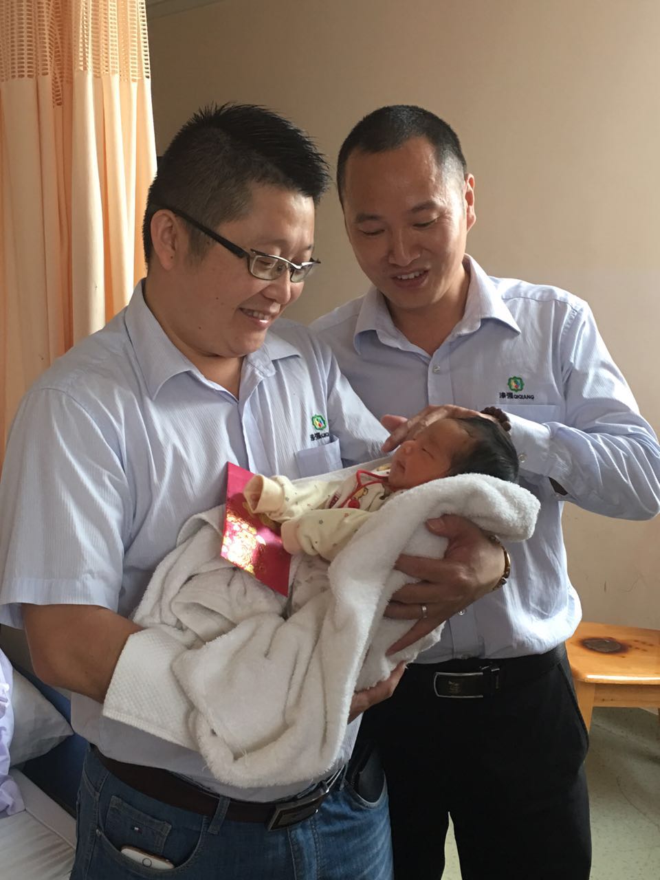 黄桃视频在线观看高清免费化工总经理张文探望员工