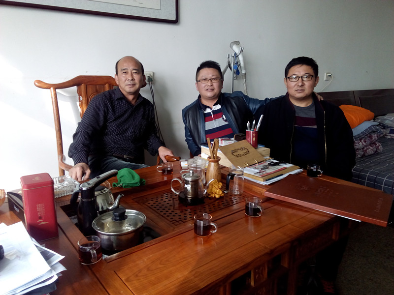黄桃视频在线观看高清免费化工总经理张文(中)与河北正定漆丰总代理房志坚（右）